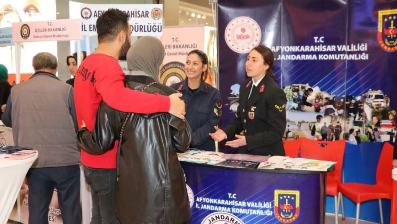 Jandarma kadına şiddetle ilgili vatandaşı bilgilendirdi 