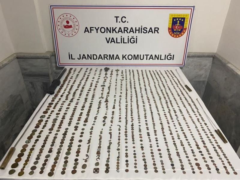 Rutin yol kontrolünde yüzlerce tarihi eser ele geçirildi