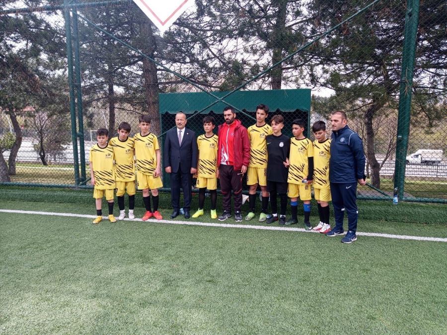 Taytak’tan öğrenci futbol takımına destek