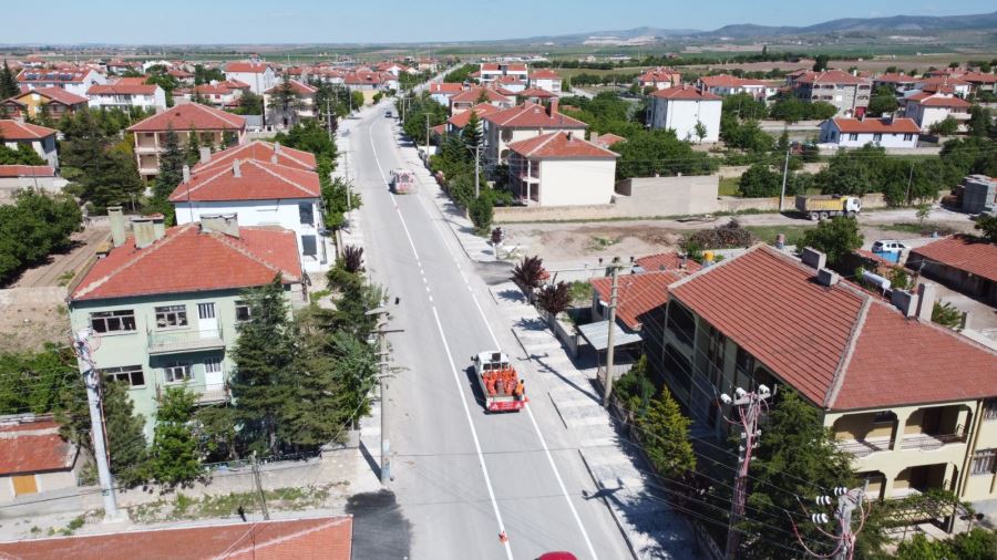 Emirdağ’da yenilenen yollarda işaretleme çalışmaları gerçekleştiriliyor