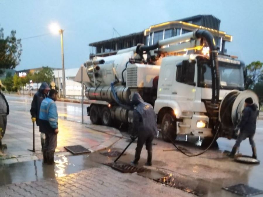 Ekipler yoğun yağış sonrası iş başında