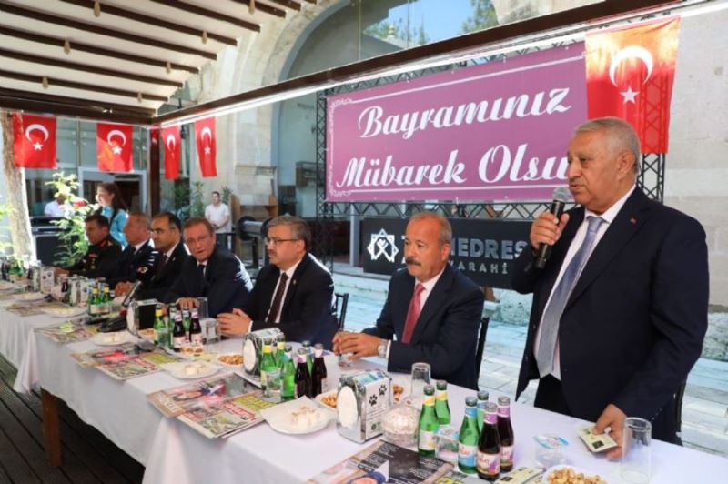 Protokol geleneği bozmadı Taş Medrese