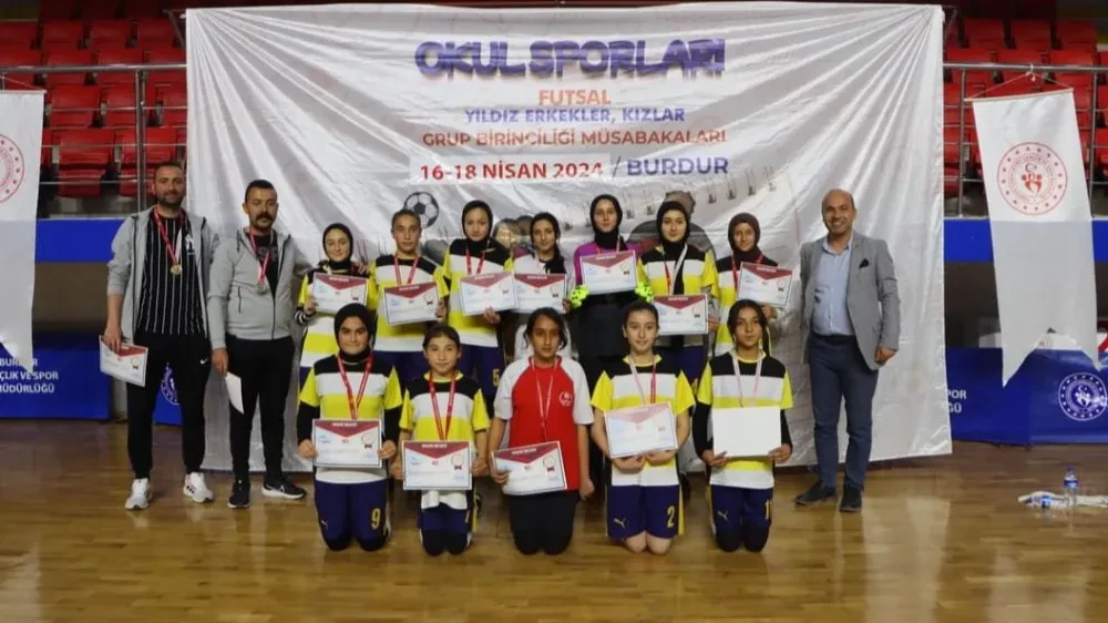 Çayırbağ Gazi Ortaokulu Yıldız Kız Futsal Takımı Bölge Şampiyonu Oldu