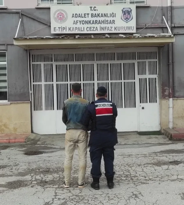 Afyonkarahisar’da Dolandırıcılıktan Aranan Şahıs Jandarma Tarafından Yakalandı