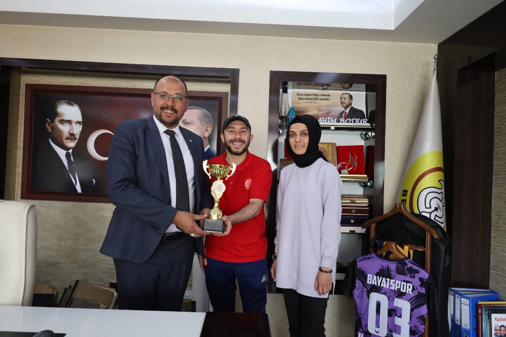 BAŞKAN BODUR’A SPORA KATKI TEŞEKKÜRÜ 